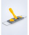 Suport metalic pentru mop plat profesional 40 cm, cu buzunare, galben – Igienă optimizată pentru băi și suprafețe sanitare